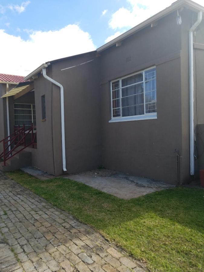 Las Vegas Guest Inn Roodepoort Exterior photo